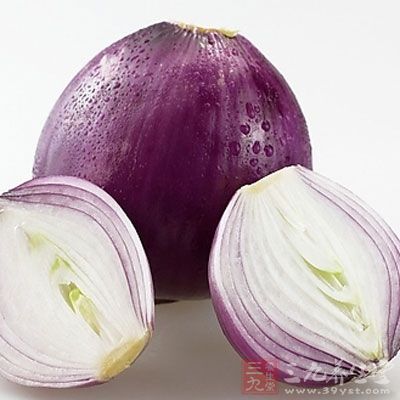 洋葱含有环蒜氨酸和硫氨酸等化合物，有助于血栓的溶解