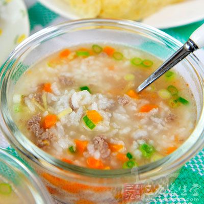 胡萝卜含有大量胡萝卜素,有补肝明目的作用,可治疗夜盲症 胡萝卜含有大量胡萝卜素,有补肝明目的作用,可治疗夜盲症