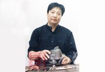 徐益勤,1956年7月生于宜兴,大专学历,国家级工艺美术师,中国工艺美术学会会员 徐益勤,1956年7月生于宜兴,大专学历,国家级工艺美术师,中国工艺美术学会会员