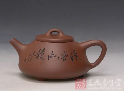真正的紫砂壶,需要从6个方面来判别:泥、型、工、款、火、铭 真正的紫砂壶,需要从6个方面来判别:泥、型、工、款、火、铭