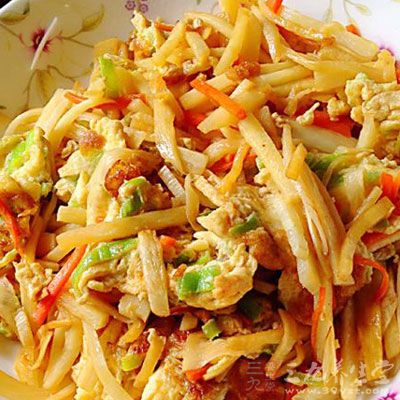 茭白炒鸡蛋色泽黄白,味道鲜美,富含维生素A和钙质 茭白炒鸡蛋色泽黄白,味道鲜美,富含维生素A和钙质