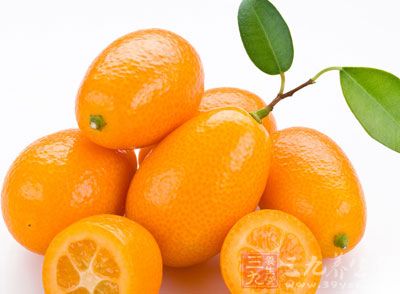 金桔不仅美观,其果实含有丰富的维生素C、金桔甙等成分 金桔不仅美观,其果实含有丰富的维生素C、金桔甙等成分