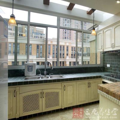 把灶具放到阳台,冬季容易冻裂管线,引发安全事故春夏多风季节,容易把火吹灭,造成燃气泄漏 把灶具放到阳台,冬季容易冻裂管线,引发安全事故春夏多风季节,容易把火吹灭,造成燃气泄漏