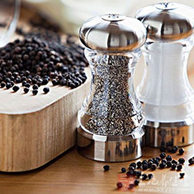 胡椒有防腐抑菌的作用,可解鱼虾肉毒 胡椒有防腐抑菌的作用,可解鱼虾肉毒