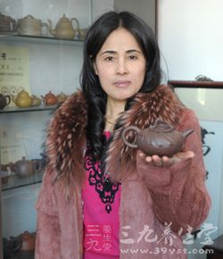 钱祥芬，1963年生于陶艺世家，2013年高级工艺美术师、陶瓷艺术名人，曹亚麟大师高徒