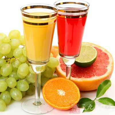 用新鲜的水果和蔬菜做成的果蔬汁含有大量维生素、矿物质 用新鲜的水果和蔬菜做成的果蔬汁含有大量维生素、矿物质
