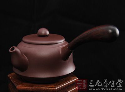 老壶经过岁月的洗刷已经完全融入自然了,火气已经完全退去,色泽很温和,自然,内敛已融于自然 老壶经过岁月的洗刷已经完全融入自然了,火气已经完全退去,色泽很温和,自然,内敛已融于自然