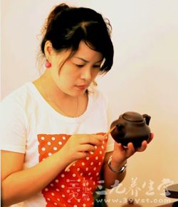 顾建芬,女,1975年生于陶都宜兴陶艺世家 顾建芬,女,1975年生于陶都宜兴陶艺世家