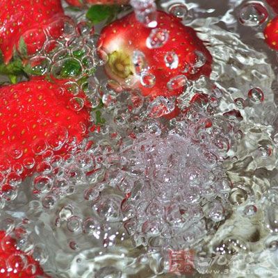 草莓由于含水量高且皮薄,极易受损伤而软化腐烂 草莓由于含水量高且皮薄,极易受损伤而软化腐烂