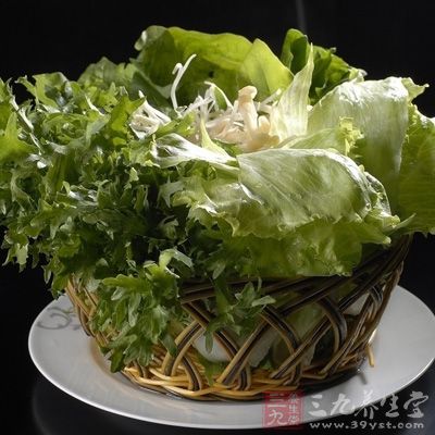 绿叶蔬菜和水果中叶酸含量高，补充叶酸可以纠正叶酸缺乏性贫血，如青菜、香菜等