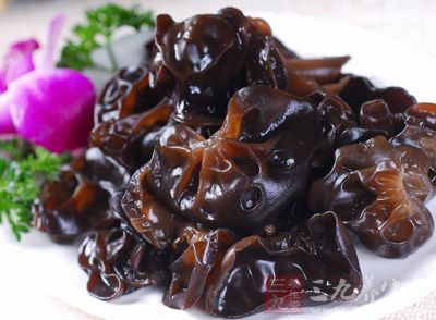 黑木耳,性甘味平,有排毒解毒、清胃涤肠、和血止血等功效 黑木耳,性甘味平,有排毒解毒、清胃涤肠、和血止血等功效