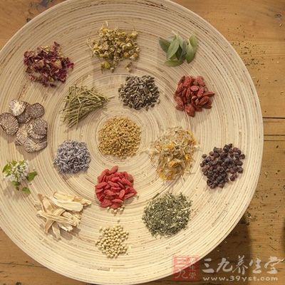 材料：白芷、甘草、核仁、当归、绿豆粉、檀香等分研末