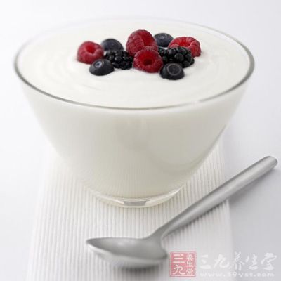 酸奶是一种半流体的发酵乳制品，因其含有乳酸成分而带有柔和酸味，它可帮助人体更好地消化吸收奶中的营养成分