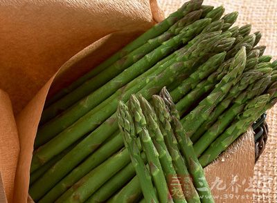 芦笋是一种常见蔬菜，富含多种营养物质