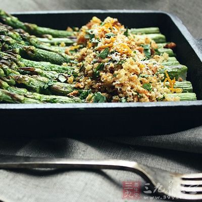将芦笋置于烤盘上，淋上橄榄油、黑胡椒，放入预热过的烤箱内，以190℃烤15分钟