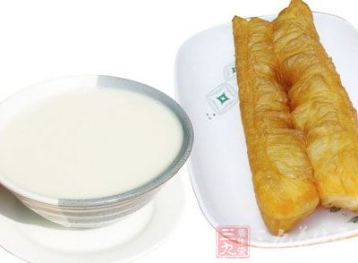 豆浆和油条是中国人很传统的一种早餐 豆浆和油条是中国人很传统的一种早餐