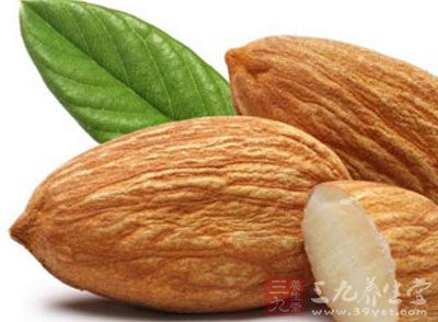 杏仁油为淡黄色,虽然没有香味,但具有软化皮肤的功效 杏仁油为淡黄色,虽然没有香味,但具有软化皮肤的功效