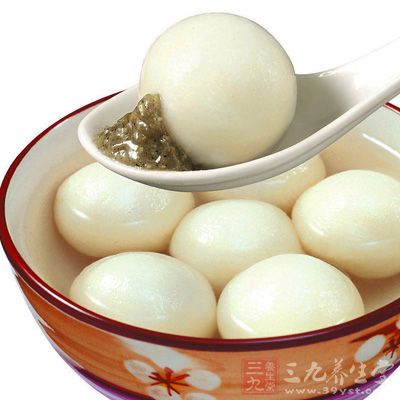 汤圆要趁热吃，老化回生后无益消化