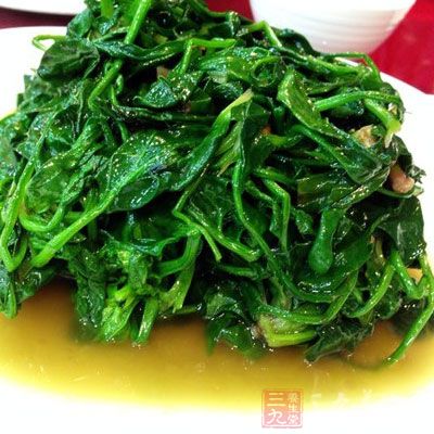 菠菜有蔬菜里的荤菜之称,这是由于菠菜的营养价值极高 菠菜有蔬菜里的荤菜之称,这是由于菠菜的营养价值极高