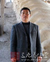 965年生于紫砂村(原上袁村)制壶世家,为“四大老艺人”程寿珍之第四代传人 965年生于紫砂村(原上袁村)制壶世家,为“四大老艺人”程寿珍之第四代传人