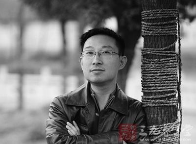 李寒勇1975年出生,1992年入紫砂工艺厂,1997年受台湾紫砂壶商的赏识,合作设计改良传统壶型 李寒勇1975年出生,1992年入紫砂工艺厂,1997年受台湾紫砂壶商的赏识,合作设计改良传统壶型