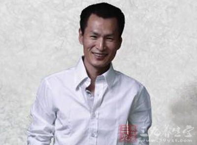 任备安在一个陶瓷厂摸爬滚打10余年后,于上世纪90年代初正式跨入了制壶人的行列 任备安在一个陶瓷厂摸爬滚打10余年后,于上世纪90年代初正式跨入了制壶人的行列