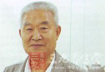 王小龙，又名王平，一九四零年生，国家级高级工艺美术师，紫砂艺术大师，为紫砂泰斗王寅春之子