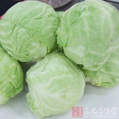 甘蓝中含有丰富的维生素K,不仅有助于预防骨质疏松症和心脏病,而且有益皮肤健康,让皮肤看起来更自然更健康 甘蓝中含有丰富的维生素K,不仅有助于预防骨质疏松症和心脏病,而且有益皮肤健康,让皮肤看起来更自然更健康