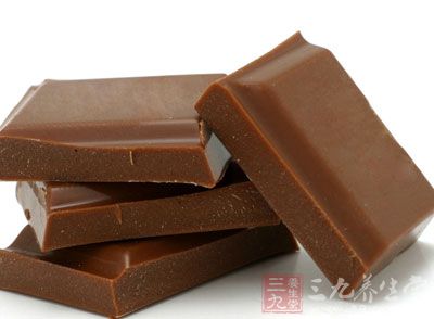 大量食用巧克力不但会带来多余的热量,而且遭受胃食管反流病折磨的人 大量食用巧克力不但会带来多余的热量,而且遭受胃食管反流病折磨的人