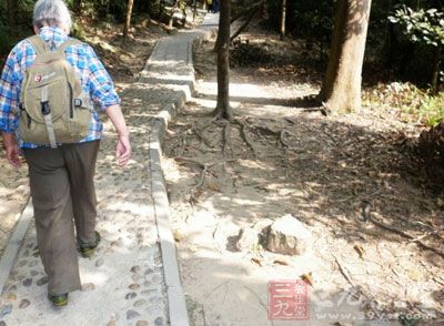 在爬山时要注意随时补充水分,可尽快恢复体力 在爬山时要注意随时补充水分,可尽快恢复体力