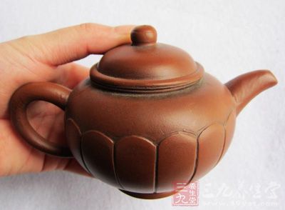 壶钮:亦称“的子”,为揭取壶盖而设置 壶钮:亦称“的子”,为揭取壶盖而设置
