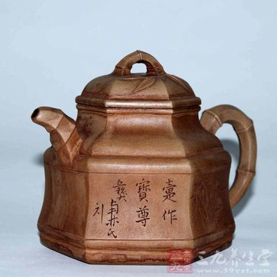 桥形钮:形似拱桥,有圆柱状、方条状、筋纹如意状等 桥形钮:形似拱桥,有圆柱状、方条状、筋纹如意状等