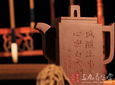 壶嘴：紫砂茗壶的嘴，喻为人的五官之一，它与壶体连接，有明显界限的称&ldquo;明接&rdquo;