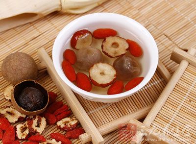 山楂因为果实酸甜可口,能生津止渴等特点深受很多MM的喜欢 山楂因为果实酸甜可口,能生津止渴等特点深受很多MM的喜欢