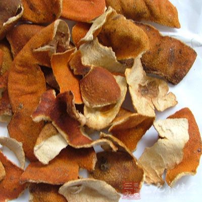 将衣物置入煮过橘子皮的水中静置十分钟,再进行搓洗,发黄的衣物便会重现白色光彩 将衣物置入煮过橘子皮的水中静置十分钟,再进行搓洗,发黄的衣物便会重现白色光彩