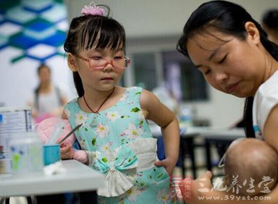 两岁半女孩患戈谢病 每日靠注射缓解疼痛