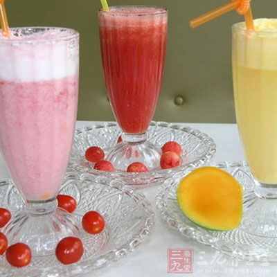 冷饮过量会让胃内温度过低，影响胃酸分泌和消化酶作用