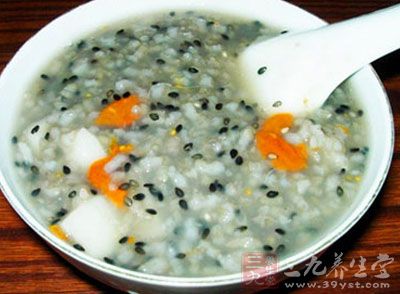 芝麻粳米粥对肝肾功能不足、习惯性便秘等症有良好疗效