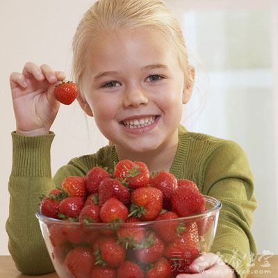 过敏怎么办 你的孩子吃草莓过敏吗