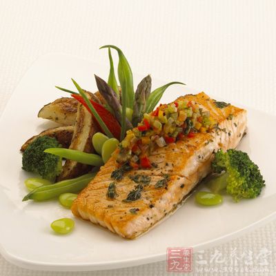 鲑鱼富含欧米伽3脂肪酸，这种多不饱和脂肪酸可促进头发生长
