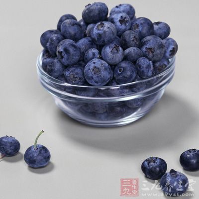 果实的蓝色来自于高含量的花青素类物质，食用之后让人情绪饱满