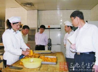 青岛黄岛区食药监开展新学期学校食安大检查