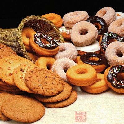 曲奇饼干等食品大都由化学强化面粉、过多的糖、人工色素和香料制成