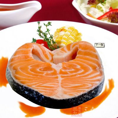 很多人喜欢三文鱼刺身，认为它鲜美润滑，而且生吃可以更好地保留其营养成分