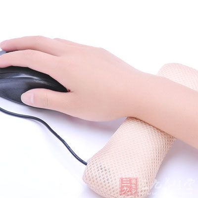 用健肢拇指指腹按在患侧手三里穴