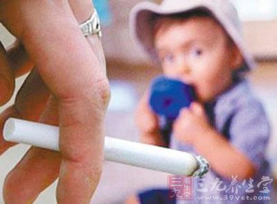 被动吸烟对人体造成氧化损害，而维生素C可抵消这种损害