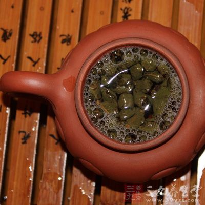 泡完茶后，倒掉茶渣,每次泡完茶后，应倒掉茶渣，用热水冲去残留在壶身的茶汤，以保持壶里壶外的清洁