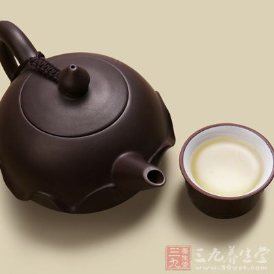 在壶中投入1/3容量的茶叶，注如开水冲泡，加盖放置1-2天