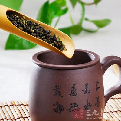 用如意杯或紫砂壶，取适量茶先用沸水润茶，再浸泡1—2分钟后即可饮用