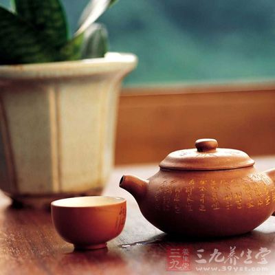 用沸水冲茶壶与茶杯